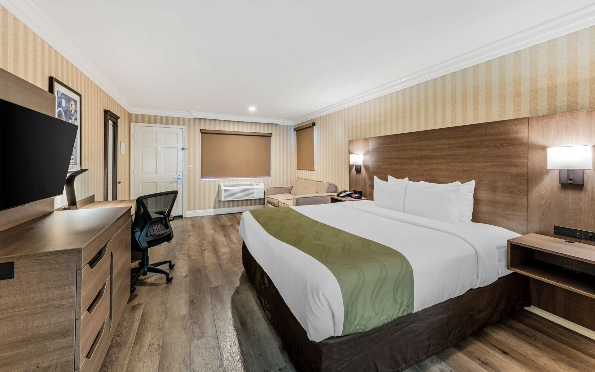 Quality Inn & Suites Maingates -King Bed 