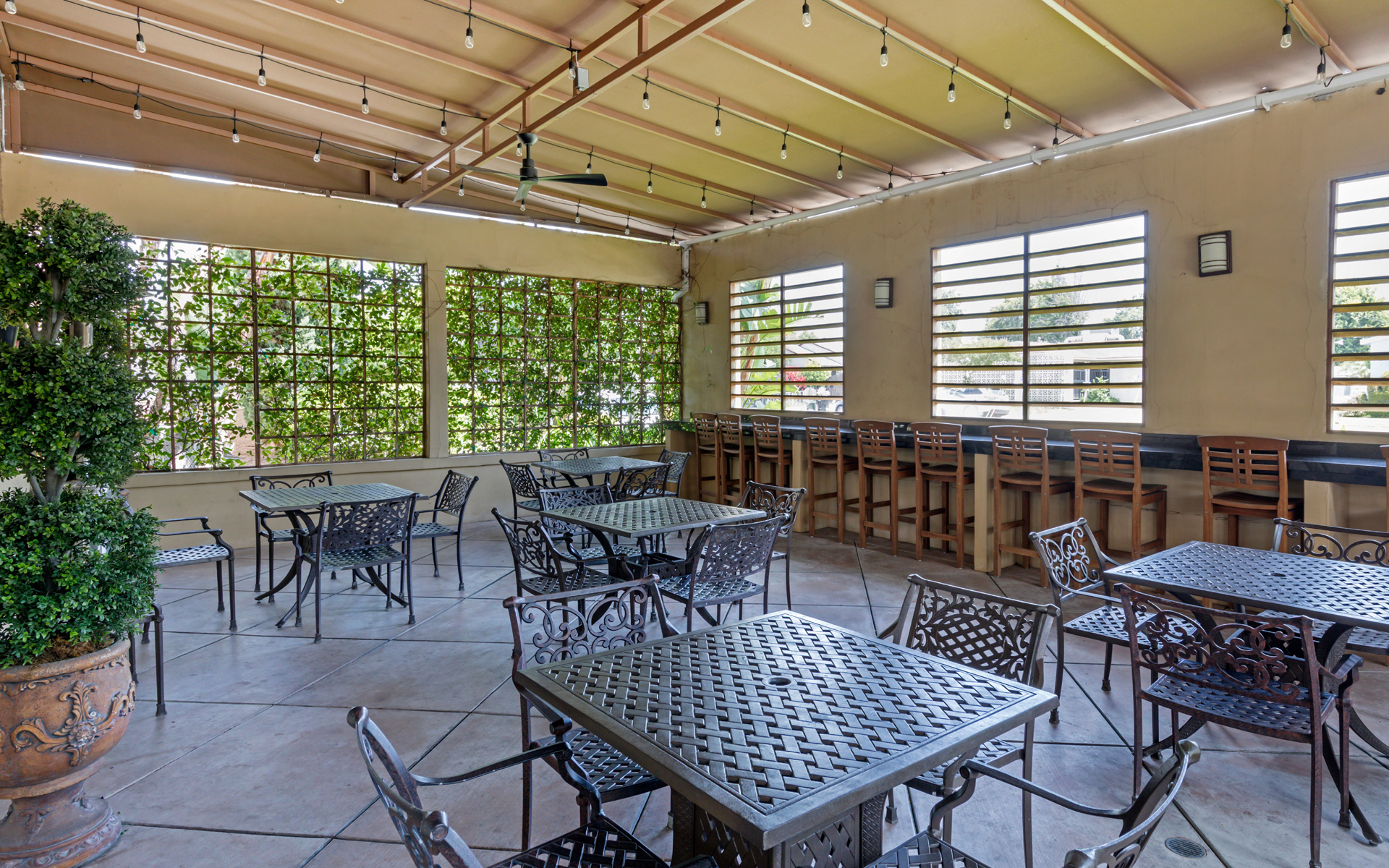 Quality Inn & Suites Maingate - Shaded Patio